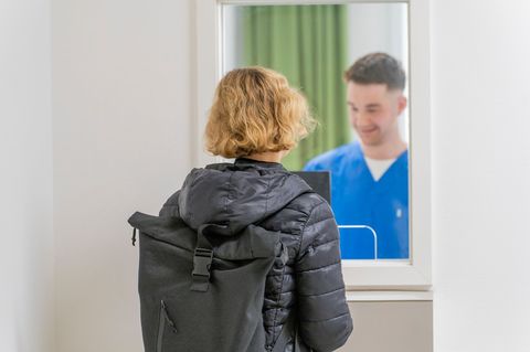 Am Tresen werden die Beschwerden der Patienten und Patientinnen eingeschätzt. Foto: Andreas Arnold/dpa