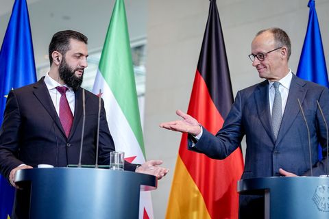 Bundeskanzler Friedrich Merz äußerte sich in einer Pressekonferenz mit Syriens Übergangspräsidenten Ahmed al-Scharaa. Foto: Kay