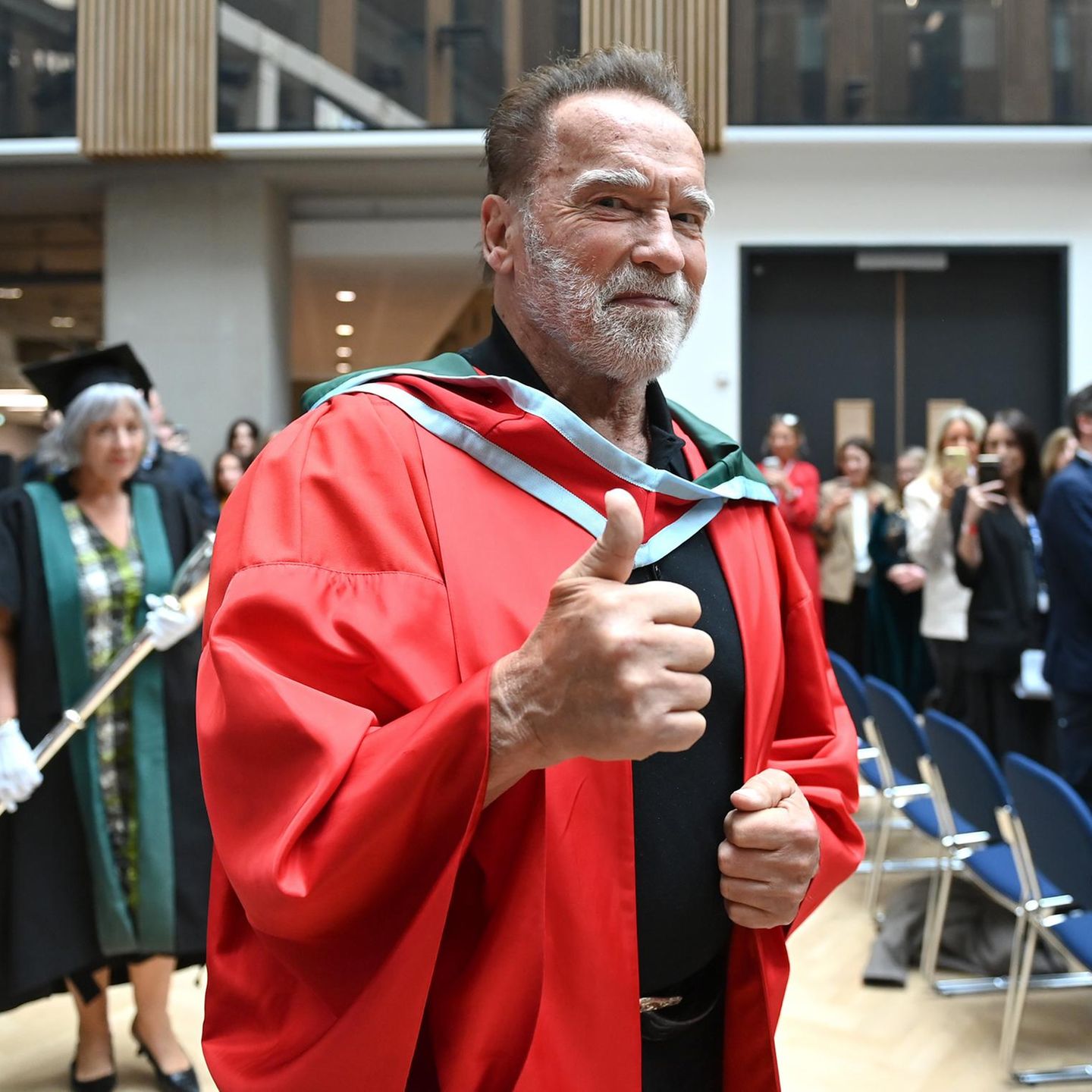 Belfast, Nordirland. Daumen hoch! Der Terminator und Ex-Gouverneur Arnold Schwarzenegger ist jetzt auch Doktor: Bei einer feierlichen Zeremonie der Ulster Universität in Belfast wurde ihm die Ehrendoktorwürde für sein herausragendes Engagement für den öffentlichen Dienst, den Umweltschutz und die Kunst verliehen. Der 78-Jährige zeigte sich tief bewegt.