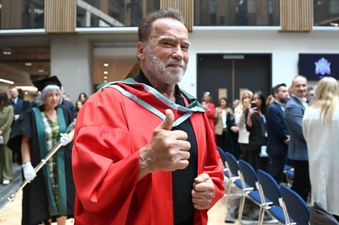Belfast, Nordirland. Daumen hoch! Der Terminator und Ex-Gouverneur Arnold Schwarzenegger ist jetzt auch Doktor: Bei einer feierlichen Zeremonie der Ulster Universität in Belfast wurde ihm die Ehrendoktorwürde für sein herausragendes Engagement für den öffentlichen Dienst, den Umweltschutz und die Kunst verliehen. Der 78-Jährige zeigte sich tief bewegt.