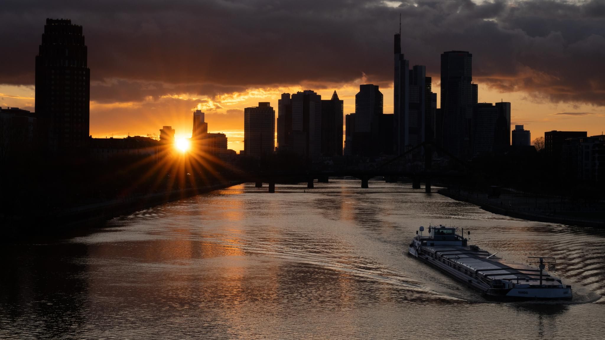 Die Skyline von Frankfurt am Main – Deutschland gilt als Geldwäsche-Paradies (Symbolbild, Deepfakes)