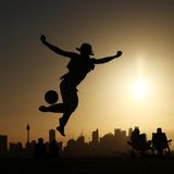 Sydney, Australien. Die Vorfreude auf die Weltmeisterschaft in diesem Sommer scheint auch in Australien zu steigen: Im Sonnenuntergang wird vor der Skyline der Stadt gekickt.