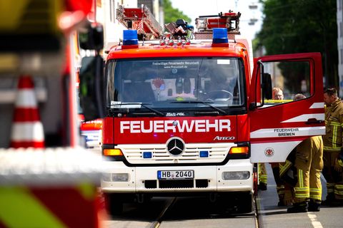 Feuerwehrleute konnten die Person nur noch leblos aus dem Gebäude bergen. (Symbolbild) Foto: Sina Schuldt/dpa
