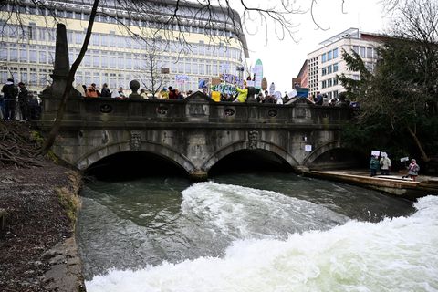 Anfang März fand eine Demonstration gegen das derzeit geltende Surfverbot auf der Eisbachwelle statt. (Archivbild) Foto: Felix H