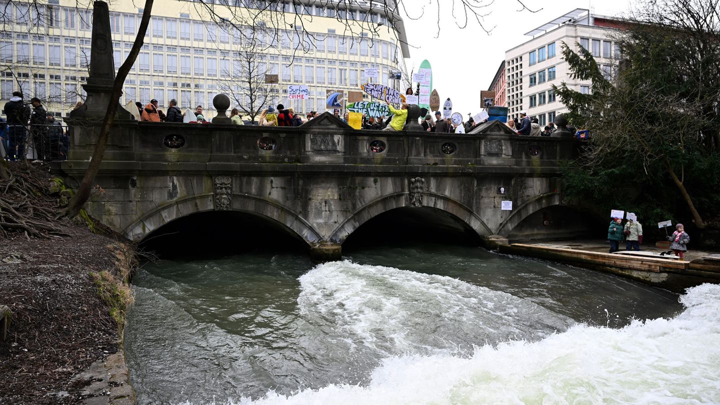 Anfang März fand eine Demonstration gegen das derzeit geltende Surfverbot auf der Eisbachwelle statt. (Archivbild) Foto: Felix H