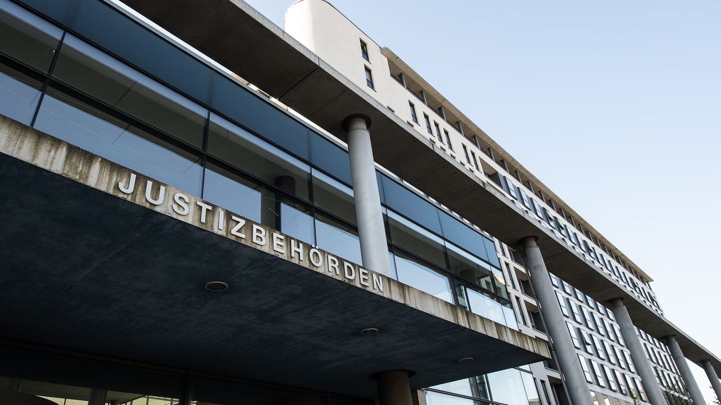 Ein 33-Jähriger steht nach dem Tod seines Stiefvaters vor Gericht. In dem Verfahren wird seine Schuldfähigkeit geprüft. (Archivb