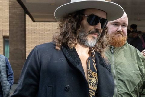 Russell Brand im Februar beim Betreten des Gerichtsgebäudes.