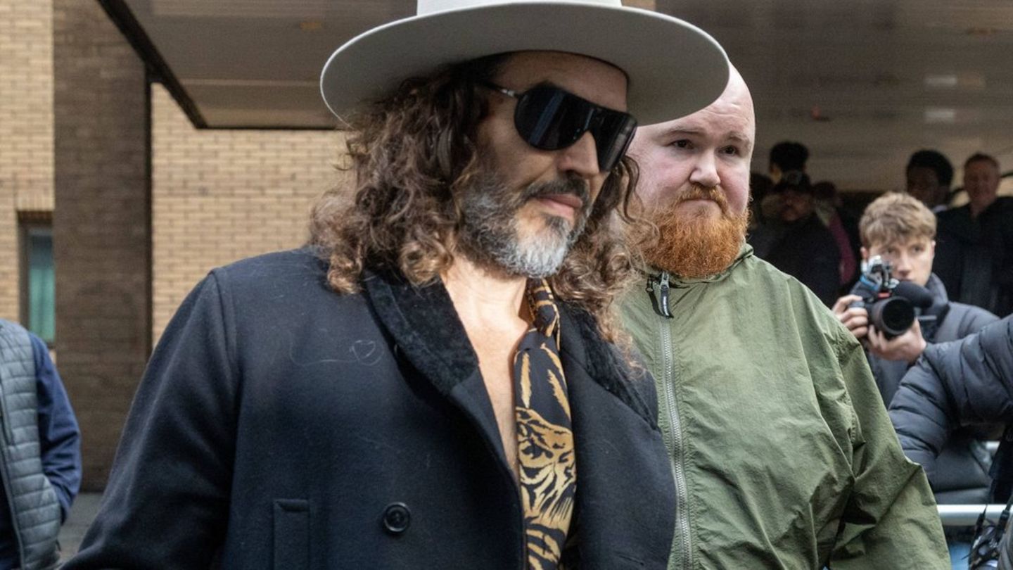 Russell Brand im Februar beim Betreten des Gerichtsgebäudes.