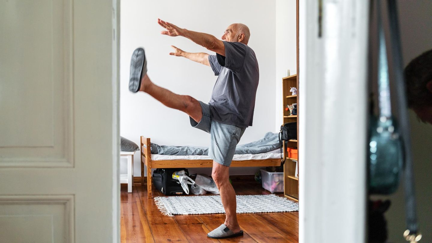 Bewegung: Ein älterer Herr macht zuhause seine Fitnessübungen
