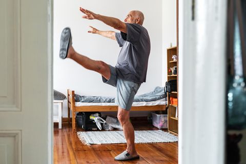Bewegung: Ein älterer Herr macht zuhause seine Fitnessübungen