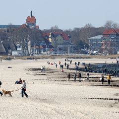 200 Sonnenstunden lockten die Mecklenburger ins Freie. (Archivbild) Foto: Bernd Wüstneck/dpa
