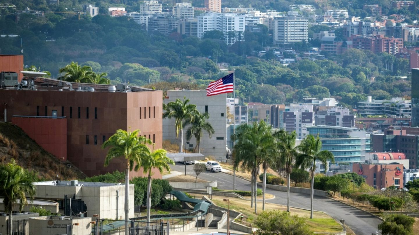 Die US-Flagge vor dem Botschaftsgebäude in Caracas