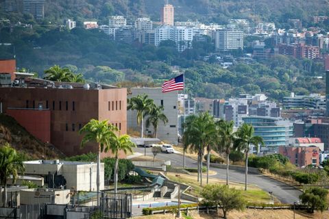 Die US-Flagge vor dem Botschaftsgebäude in Caracas