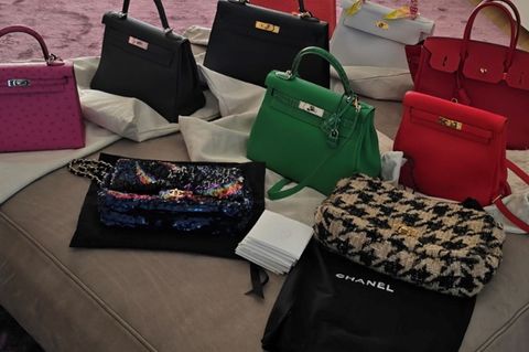 Das LKA Düsseldorf präsentierte beschlagnahmte Luxusgegenstände. Ein Düsseldorfer Immobilienentwickler soll in großem Stil betro