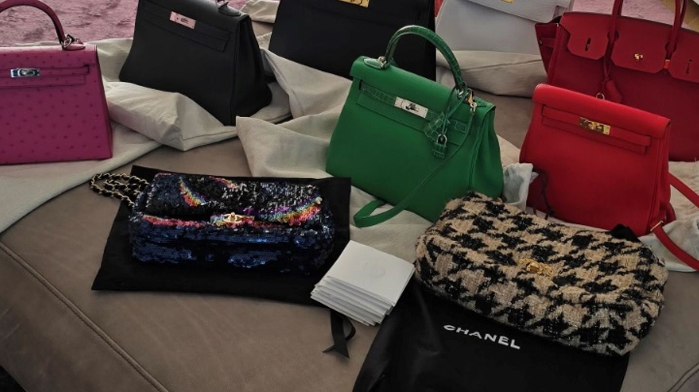 Das LKA Düsseldorf präsentierte beschlagnahmte Luxusgegenstände. Ein Düsseldorfer Immobilienentwickler soll in großem Stil betro