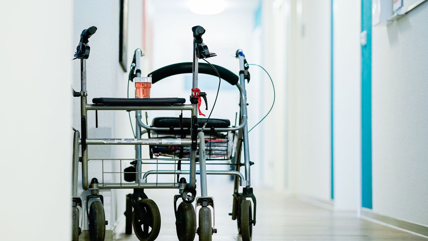 Viele in der Pflege beschäftigte Menschen fühlen sich von der Pflegekammer nicht vertreten und wollen kein Geld für die Pflichtm