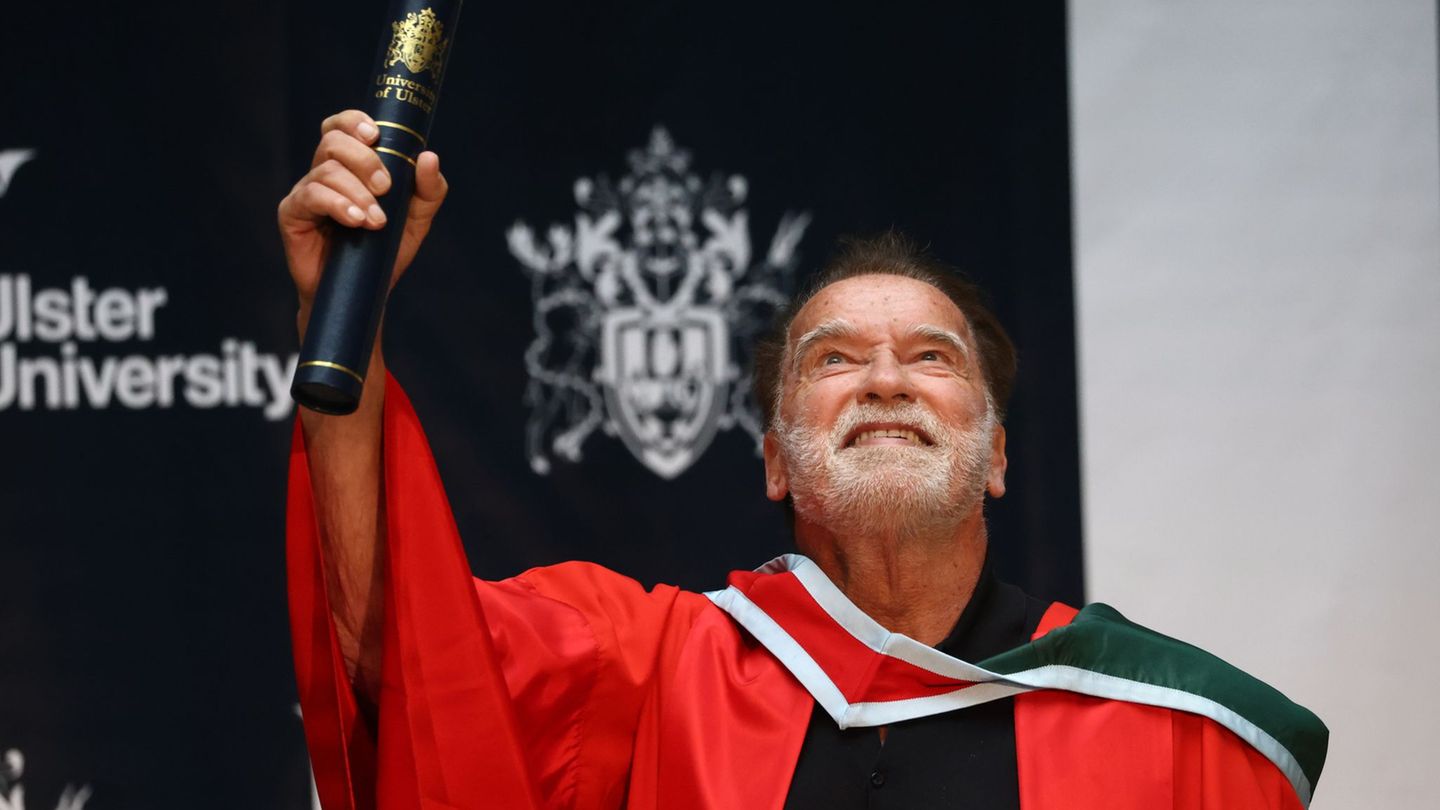 Arnold Schwarzenegger wurde an der nordirischen Ulster Universität geehrt. Foto: Peter Morrison/AP/dpa