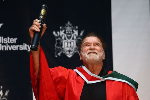Arnold Schwarzenegger wurde an der nordirischen Ulster Universität geehrt. Foto: Peter Morrison/AP/dpa