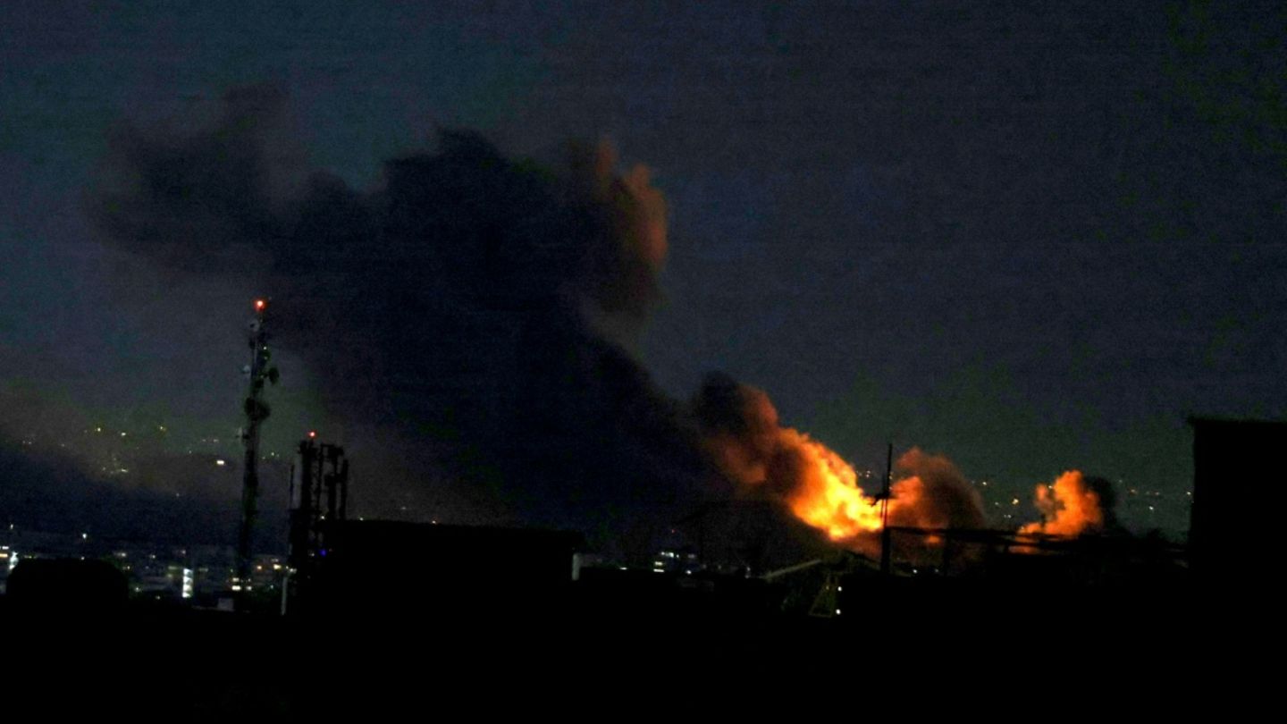 Rauchwolke nach Luftangriff in Teheran