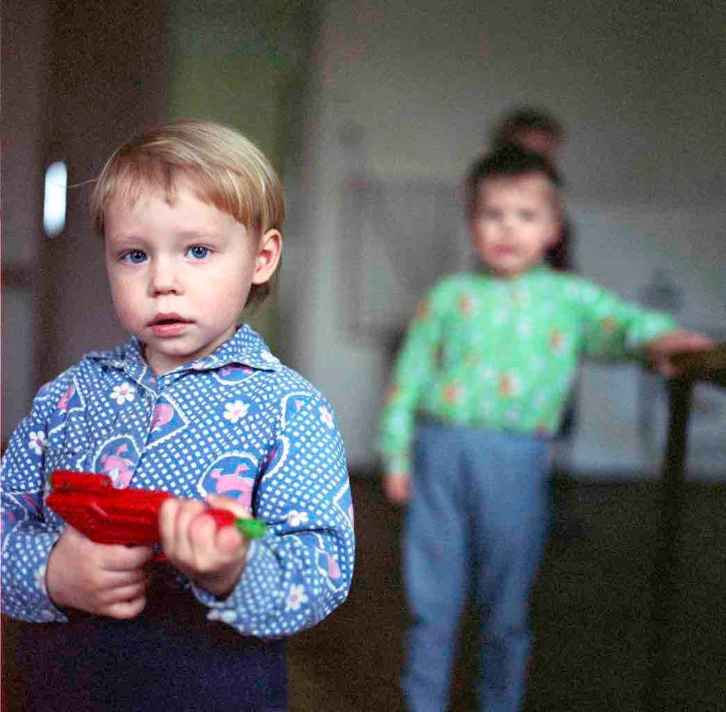 Ein kleiner Junge in Kiew. Die Militarisierung, die jahrzehntelang durch die Sowjets in den Alltag der Menschen getragen wurde, hat auch auf die Nachgeborenen noch Auswirkungen.