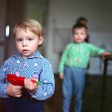 Ein kleiner Junge in Kiew. Die Militarisierung, die jahrzehntelang durch die Sowjets in den Alltag der Menschen getragen wurde, hat auch auf die Nachgeborenen noch Auswirkungen.