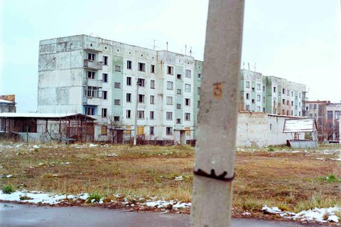 Ruinen von Wohnhäusern in Prypjat. Eine Geistersiedlung, die langsam verfällt.