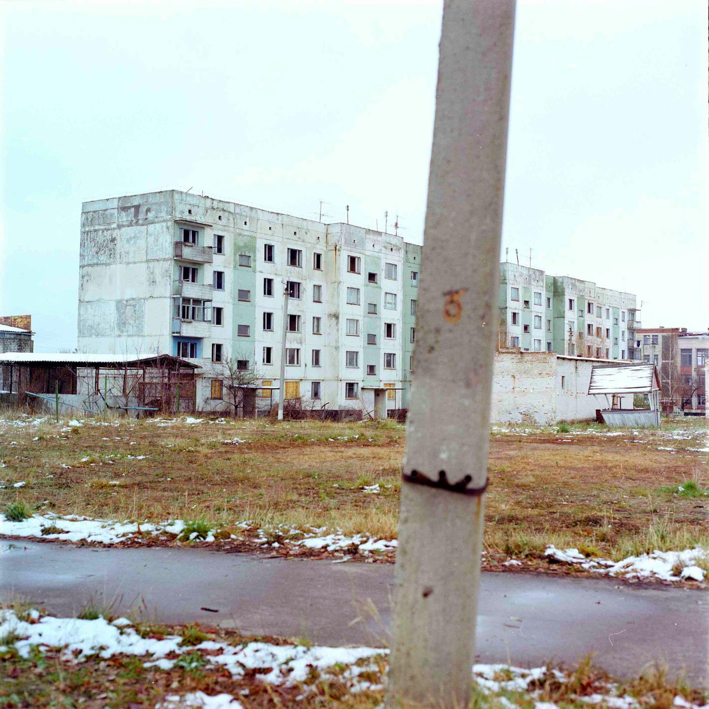 Ruinen von Wohnhäusern in Prypjat. Eine Geistersiedlung, die langsam verfällt.