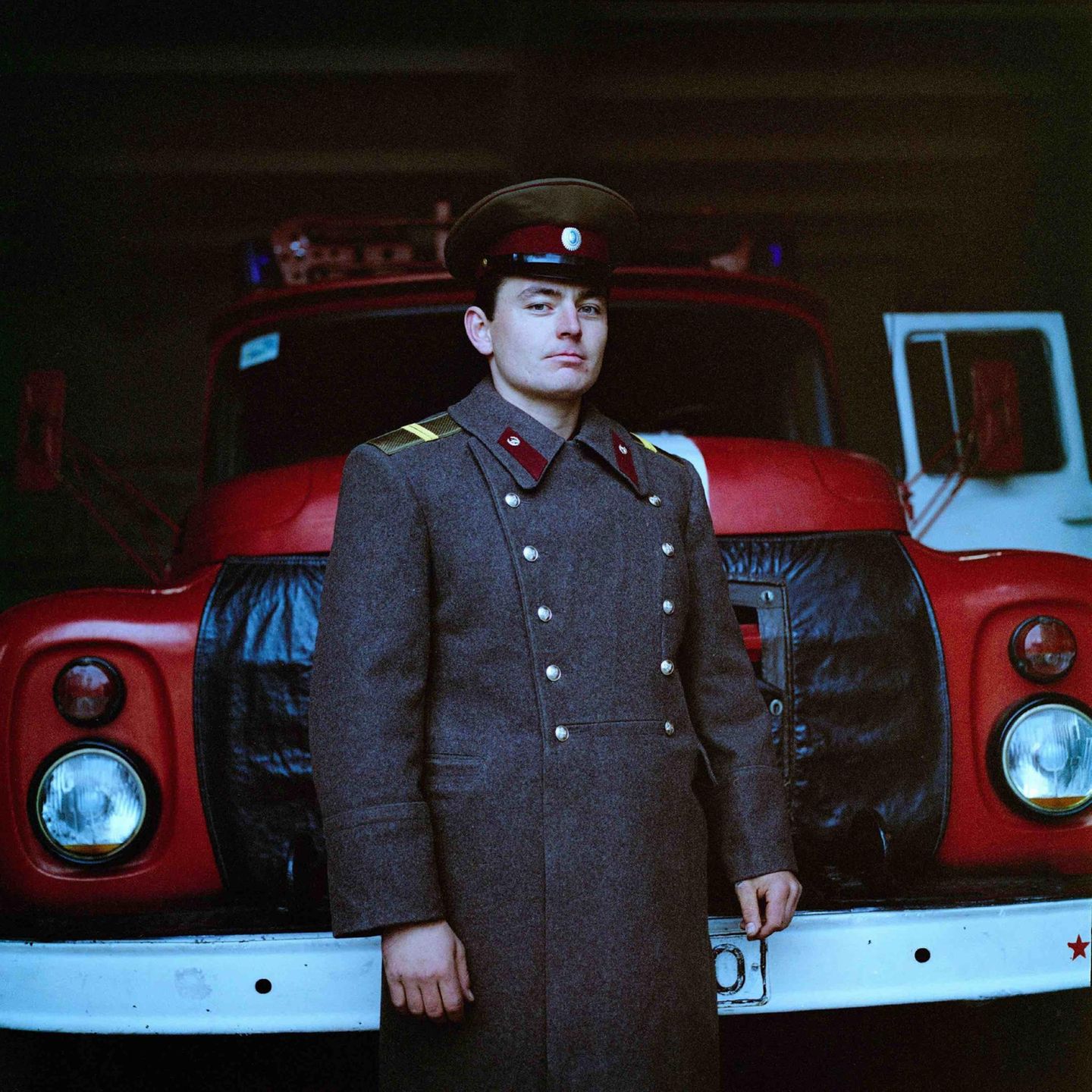 Ein ukrainischer Feuerwehrmann 1995. Statt einer funktionellen Schutzuniform, wie man sie heute kennt, trägt er noch einen Mantel aus Zeiten der Sowjetarmee. 