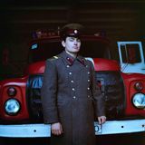 Ein ukrainischer Feuerwehrmann 1995. Statt einer funktionellen Schutzuniform, wie man sie heute kennt, trägt er noch einen Mantel aus Zeiten der Sowjetarmee. 