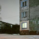 Hier brennt noch Licht: Im Kiew der 90er trafen Verfall und Modernisierung, reich und arm aufeinander. Nicht jedes Wohnhaus wirkt von außen einladend.