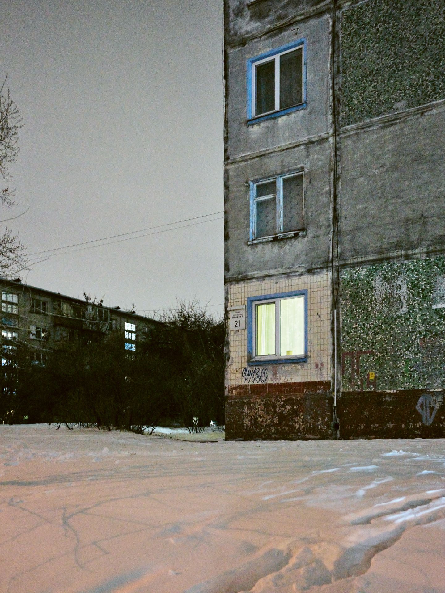 Hier brennt noch Licht: Im Kiew der 90er trafen Verfall und Modernisierung, reich und arm aufeinander. Nicht jedes Wohnhaus wirkt von außen einladend.