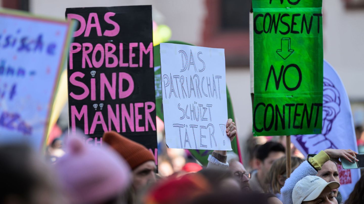 Unter dem Motto "Es reicht!" haben am Montag in Frankfurt mehrere tausend Menschen gegen Sexismus und strukturelle Gewalt gegen