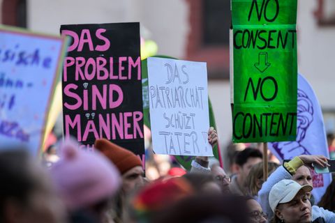 Unter dem Motto "Es reicht!" haben am Montag in Frankfurt mehrere tausend Menschen gegen Sexismus und strukturelle Gewalt gegen