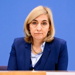 Nina Warken sitzt an einem Rednerpult