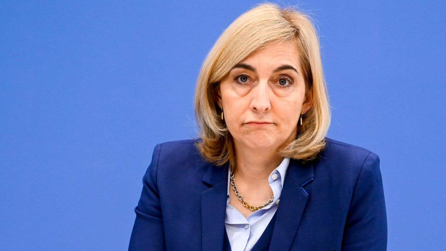 Nina Warken sitzt an einem Rednerpult