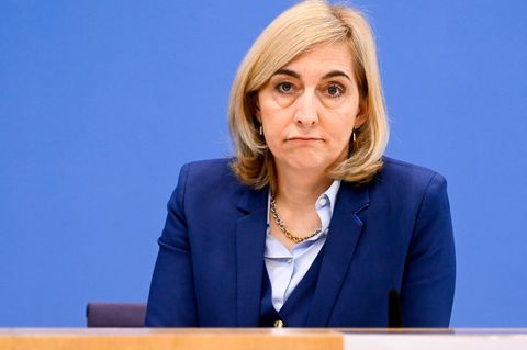 Nina Warken sitzt an einem Rednerpult