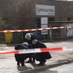 Kriminaltechniker untersuchen den Tatort an einer Stadtteilschule in Hamburg