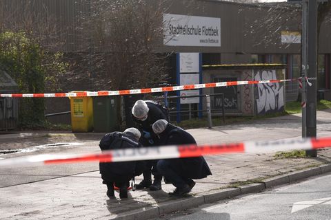 Kriminaltechniker untersuchen den Tatort an einer Stadtteilschule in Hamburg