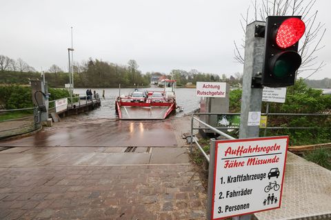 Der Fährbetrieb wird noch einige Zeit eingestellt sein. (Archivbild) Foto: Christian Charisius/dpa