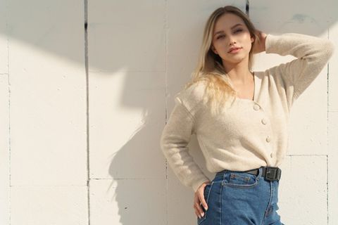 Cardigans in Pastelltönen passen immer zu Jeans.