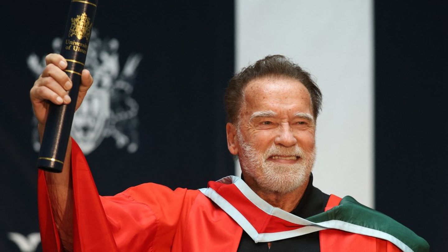 Arnold Schwarzenegger an der Ulster University in Belfast.