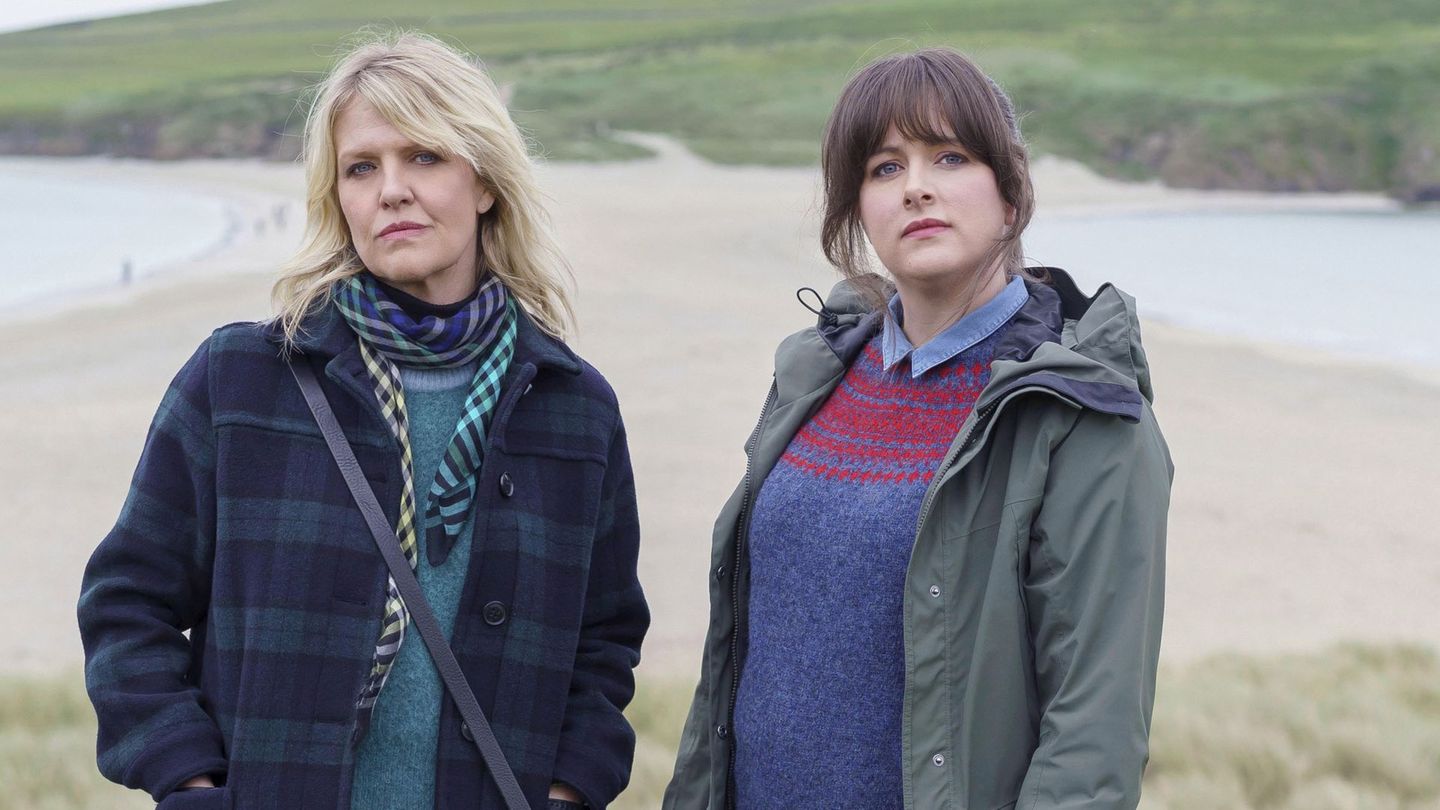 DI Ruth Calder (Ashley Jensen, links) und DI Alison "Tosh" McIntosh (Alison O'Donnell) ermitteln in ihrem zweiten gemeinsamen Fall nach dem Verschwinden einer Familie.