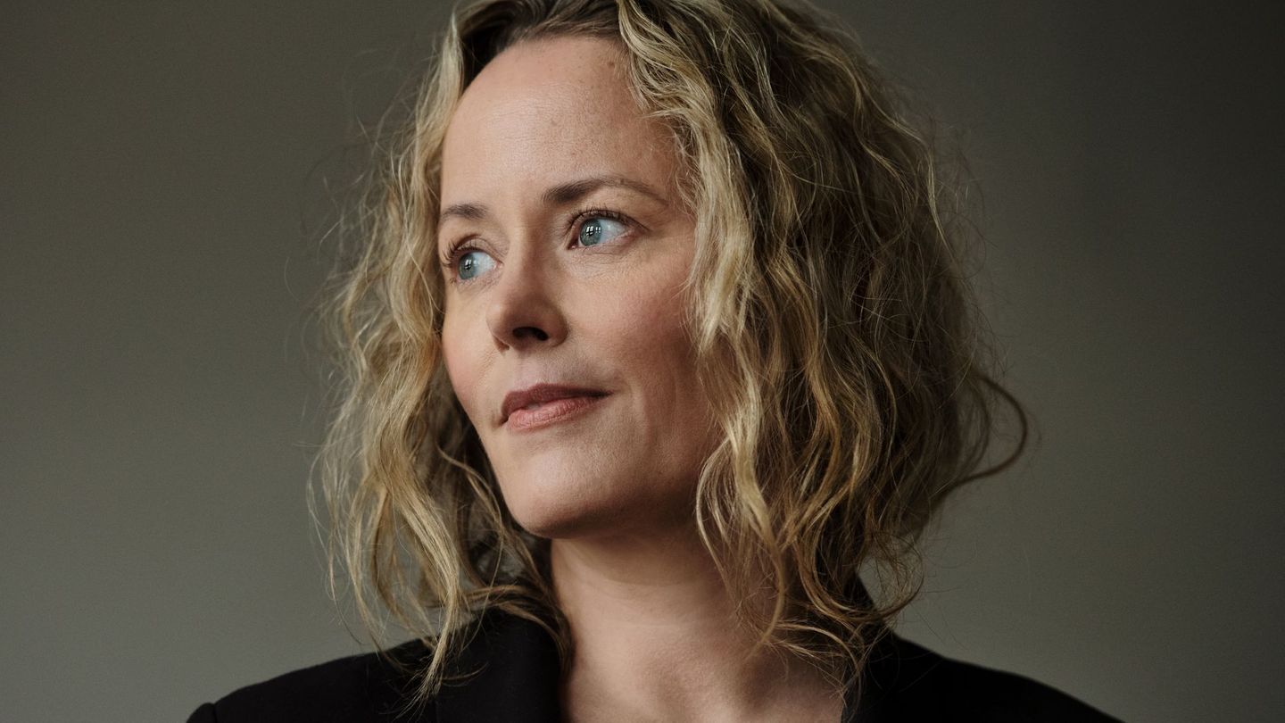 Silke Bodenbender spielt in der ZDF-Tragikomödie "Fast perfekte Frauen" eine Journalistin, die sich in eine "Frauenkur" begibt. An der deutschen Nordseeküste trifft sie andere Frauen, die aus ganz unterschiedlichen Gründen ins Unglück und die Überforderung gerutscht sind. Was haben wir als Gesellschaft damit zu tun?