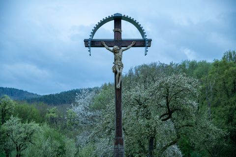 Der biblischen Überlieferung nach starb Jesus am Kreuz. (Symbolbild) Foto: Pia Bayer/dpa