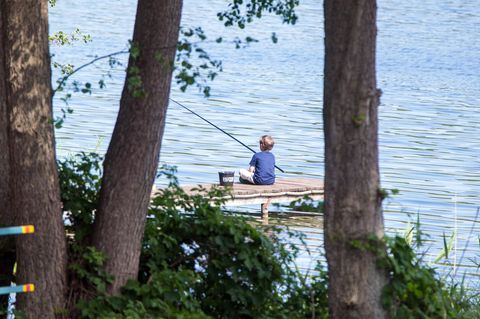 Prüfung geschafft, Rute ausgeworfen: Neue Regeln erleichtern Kindern das Angeln in Sachsen-Anhalt. (Archivbild) Foto: Jens Büttn