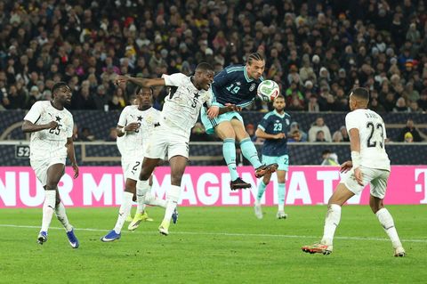 Leroy Sané bereitet das Siegtor mit einer Kopfballvorlage vor. Foto: Christian Charisius/dpa