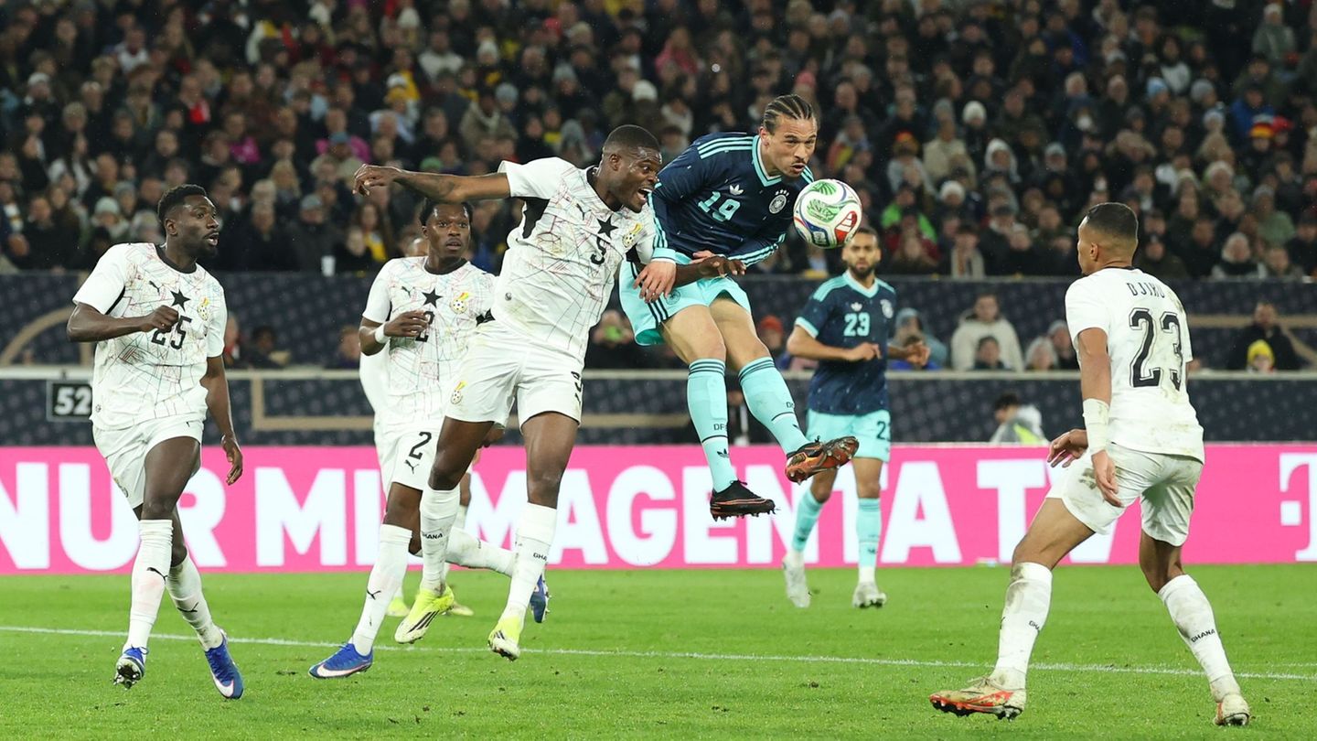 Leroy Sané bereitet das Siegtor mit einer Kopfballvorlage vor. Foto: Christian Charisius/dpa