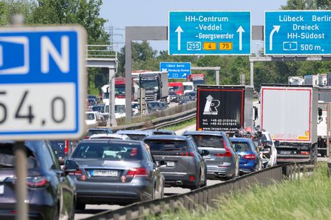 Verkehrseinschränkungen an der Norderelbbrücke führen häufig zu Staus auf der A1. (Archivbild) Foto: Bodo Marks/dpa