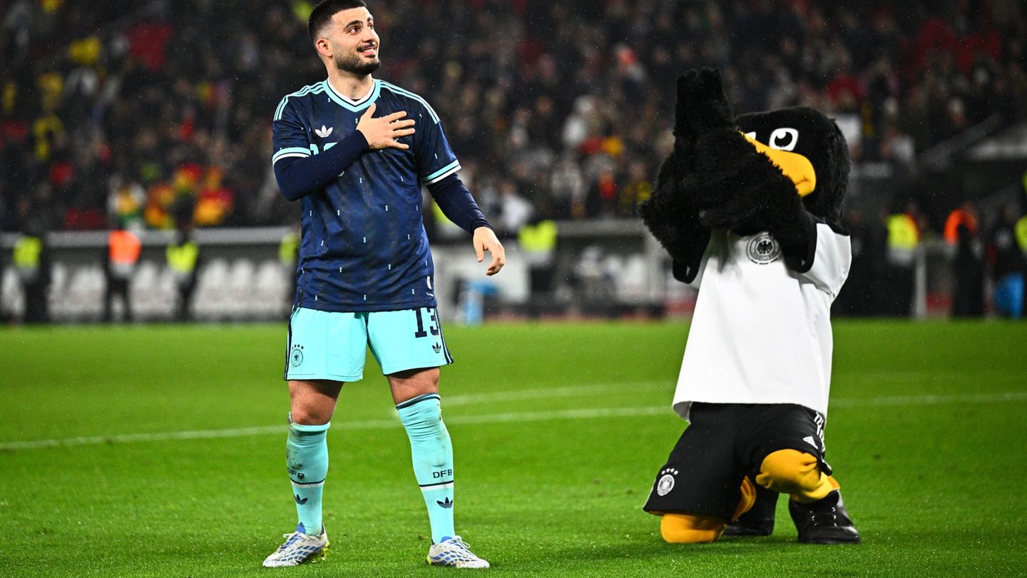 Der Matchwinner: Deniz Undav jubelt nach dem Spiel neben dem DFB-Maskottchen. Foto: Tom Weller/dpa