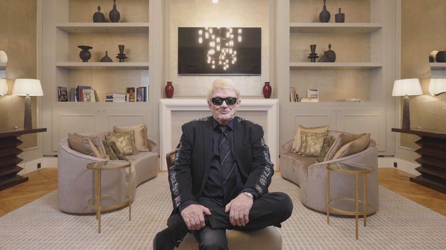 Eine vierteilige Doku "Heino – Karamba, Karacho, Kult!" zeigt den Sänger zu Hause, auf der Bühne und im oft gemütlichen Alltag.